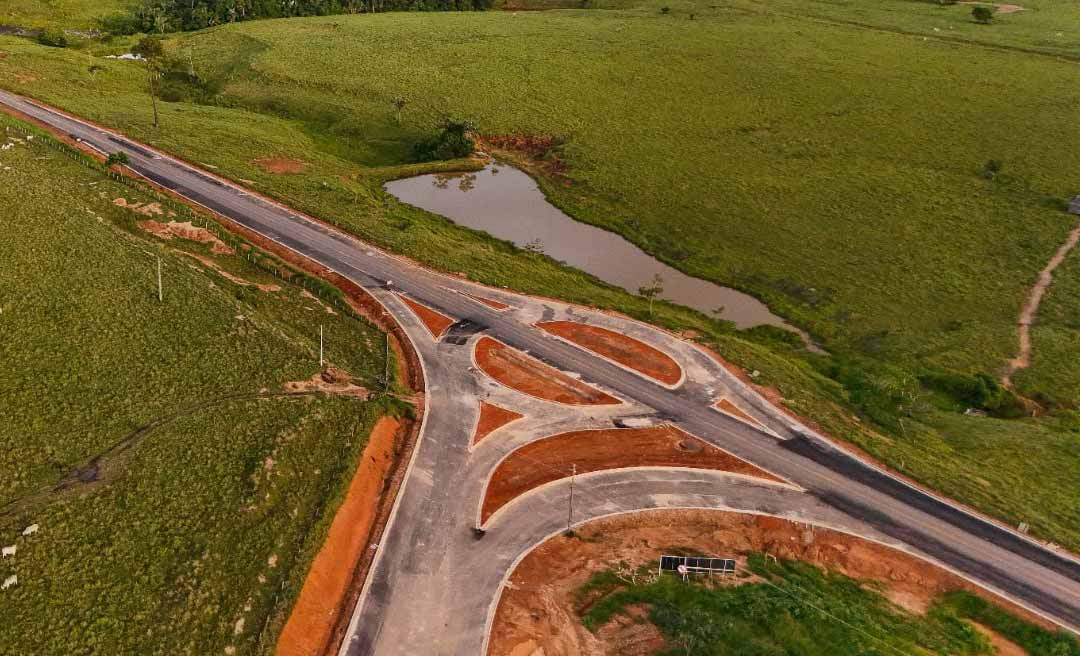 Governo do Acre executa 70% da pavimentação da Estrada da Variante e conclui rotatória de acesso