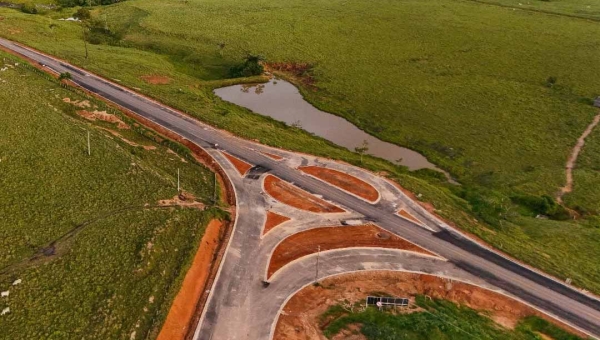 Governo do Acre executa 70% da pavimentação da Estrada da Variante e conclui rotatória de acesso
