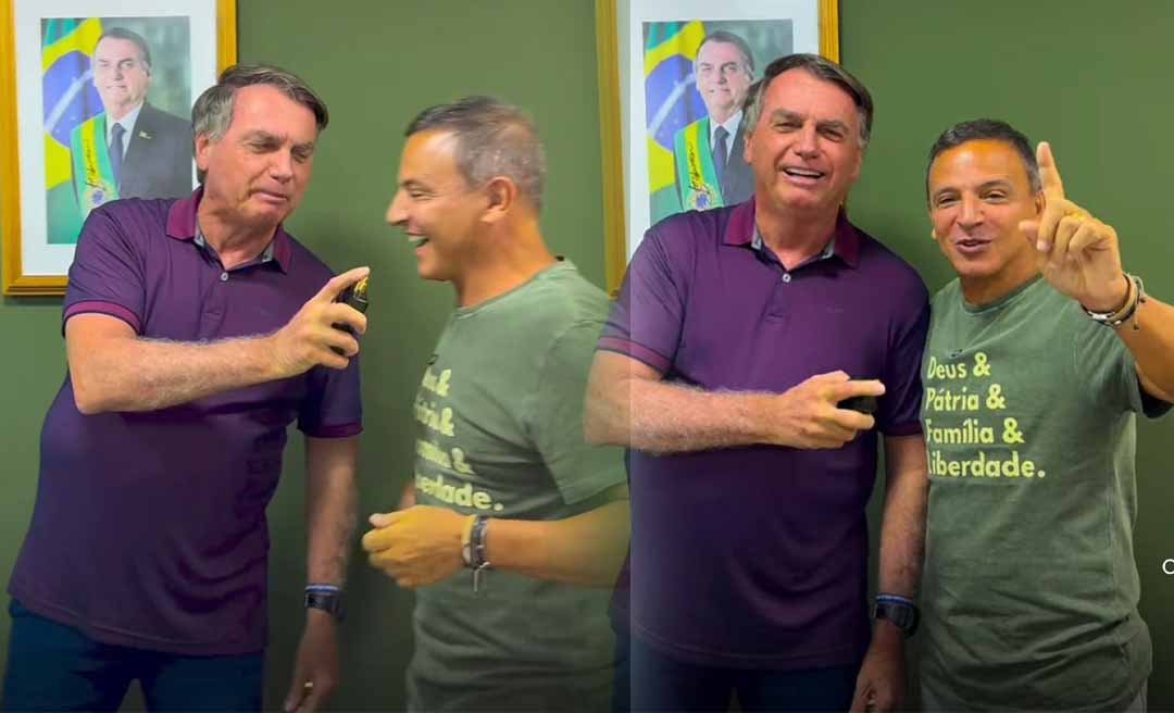 Bolsonaro passa seu perfume em Márcio Bittar, o chama de “cheirosinho do Acre” e senador responde: “O único que eu uso, tá”