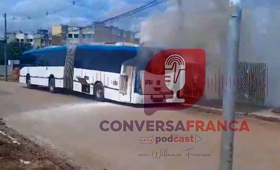 Ônibus sanfonado pega fogo na parada final do bairro Calafate em Rio Branco