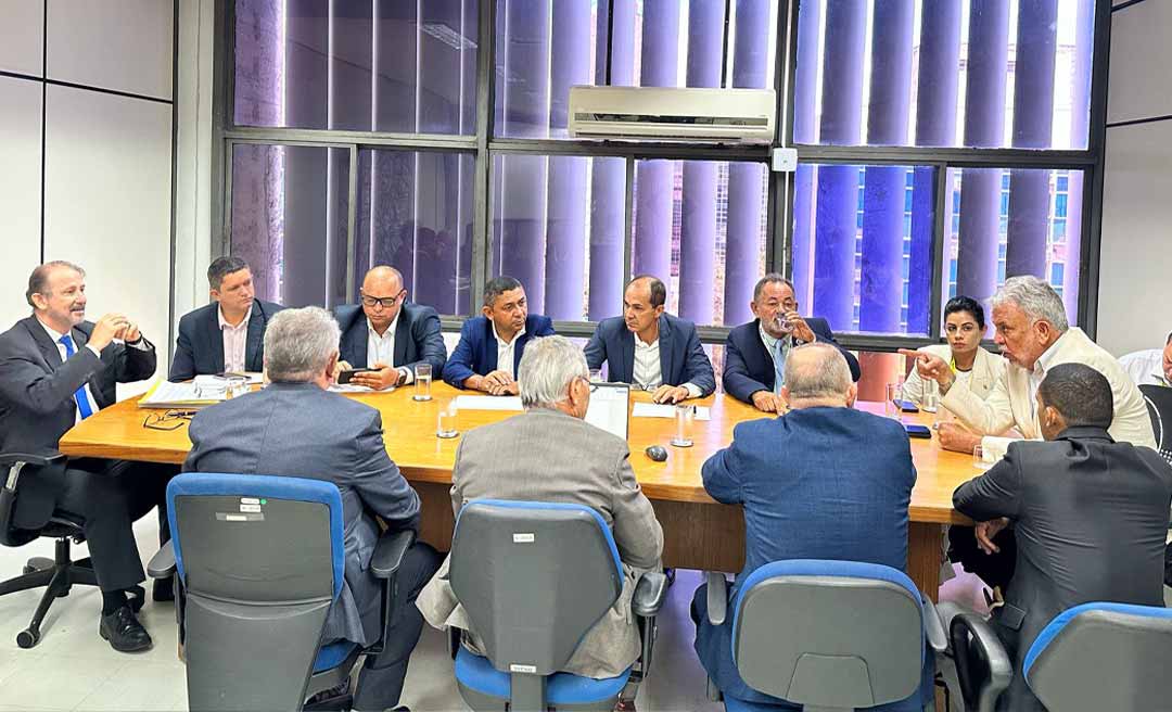 Petecão e prefeitos cobram recursos da Funasa para módulos sanitários