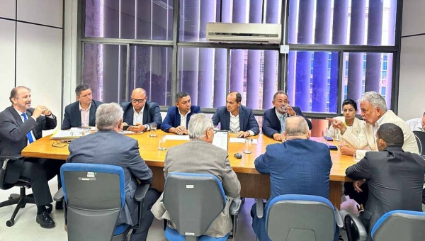 Petecão e prefeitos cobram recursos da Funasa para módulos sanitários