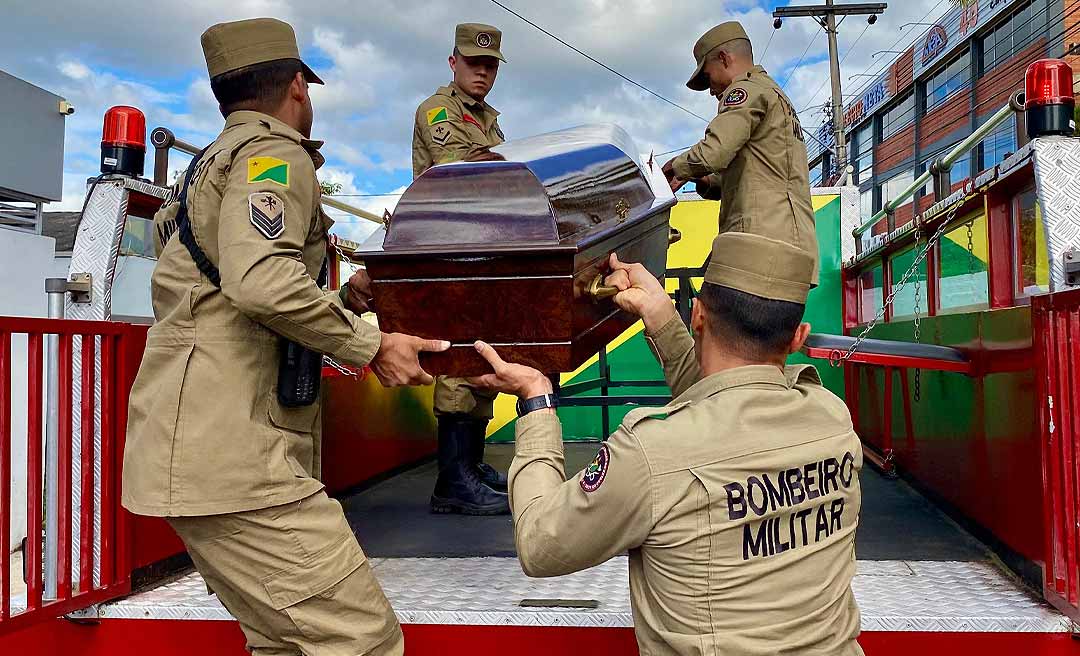 Corpo de militante do PP segue em cortejo em caminhão dos Bombeiros e recebe homenagens
