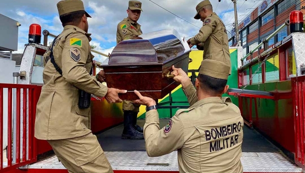 Corpo de militante do PP segue em cortejo em caminhão dos Bombeiros e recebe homenagens