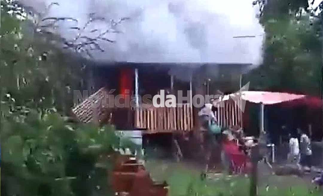 Cheio do álcool e de pó, foragido da Justiça ateia fogo na própria casa, ameaça a esposa e quase mata enteado com pá