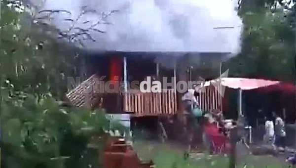 Cheio do álcool e de pó, foragido da Justiça ateia fogo na própria casa, ameaça a esposa e quase mata enteado com pá