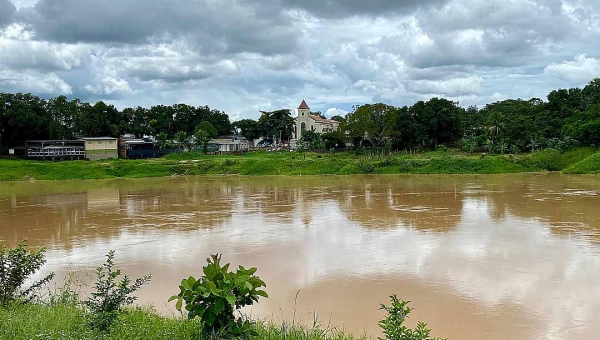 Rio Acre registra nova redução no nível das águas na Capital; manancial permanece abaixo da cota de alerta