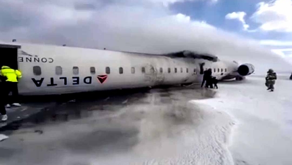 Avião da Delta Airlines sofre acidente ao pousar no Aeroporto de Toronto; oito pessoas ficam feridas