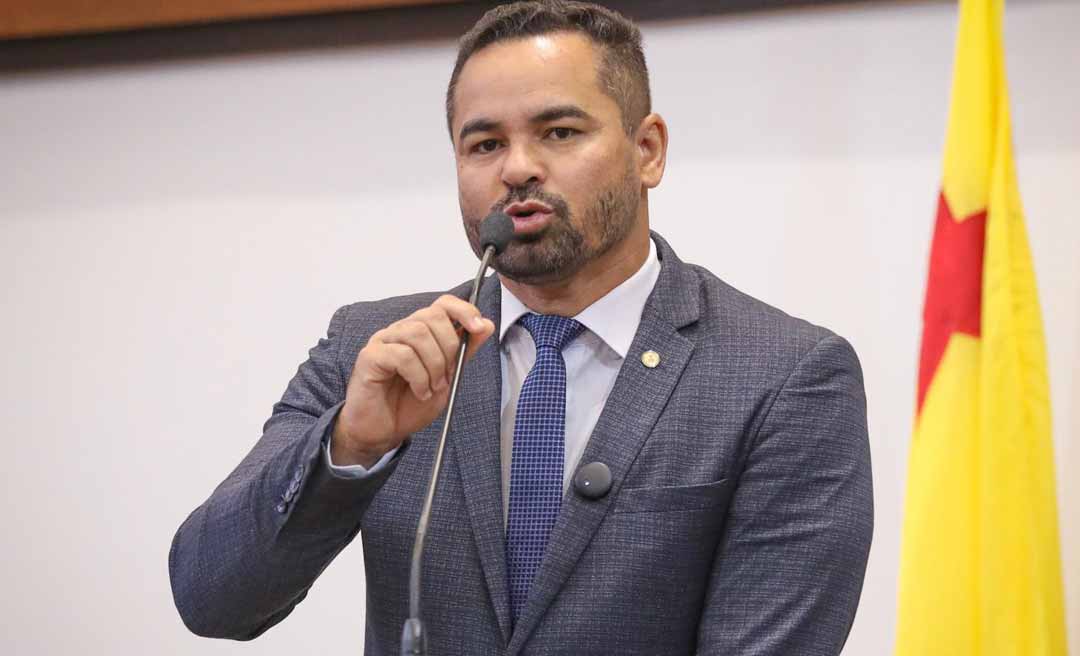 Arlenilson ‘abre fogo’ contra o presidente do Iapen, delegado Marcos Frank, e denuncia corte de combustível em Feijó