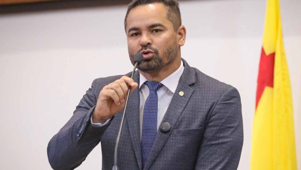 Arlenilson ‘abre fogo’ contra o presidente do Iapen, delegado Marcos Frank, e denuncia corte de combustível em Feijó