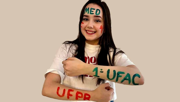 Acreana de 17 anos conquista primeiro lugar em Medicina na UFAC; adolescente também foi aprovada na Universidade Federal da Paraíba