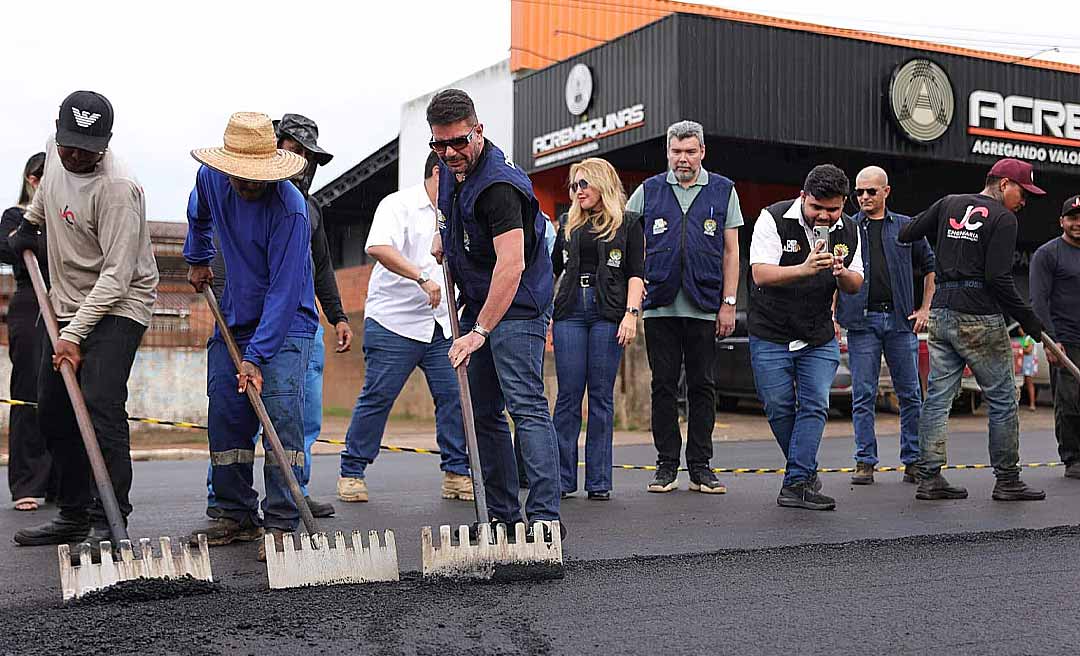 Em visita às obras de recapeamento da Antônio da Rocha Viana, Gladson põe a “mão na massa” e garante conclusão dos serviços em 10 dias