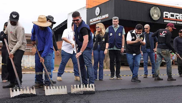 Em visita às obras de recapeamento da Antônio da Rocha Viana, Gladson põe a “mão na massa” e garante conclusão dos serviços em 10 dias