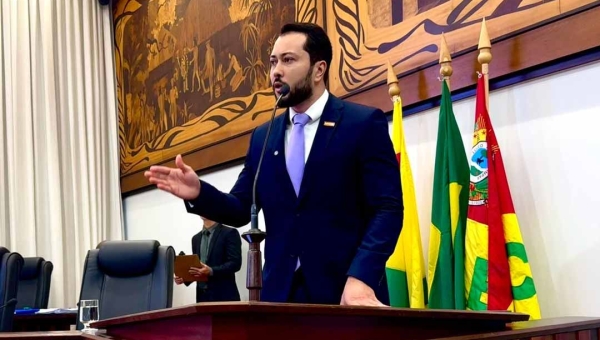 Após revelar rachaduras e vazamentos em piscina “revitalizada”, Jarude cobra governo: “Dinheiro do acreano não pode ir pelo ralo"