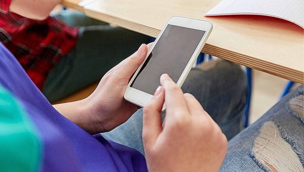 Governo do Acre proíbe uso de celulares e dispositivos eletrônicos em aulas, recreios e intervalos em escolas 