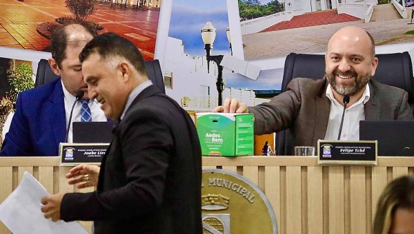 “Por que o medo do prefeito desta CPI?", questiona Eber Machado durante visita do secretário de Saúde de Rio Branco