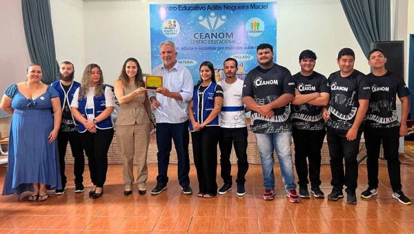 Petecão recebe homenagem por apoio ao Ceanom em Cruzeiro do Sul