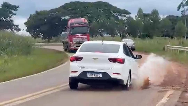 Trechos esburacados colocam motoristas em risco na BR 317; curva do “Alemão” é um dos pontos mais precários