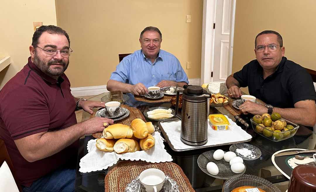 Em café da manhã, Frank Barros e Átila Lins discutem melhorias para Boca do Acre