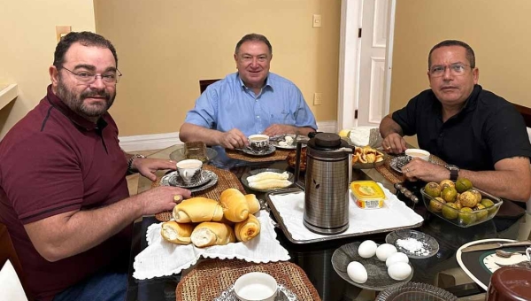 Em café da manhã, Frank Barros e Átila Lins discutem melhorias para Boca do Acre