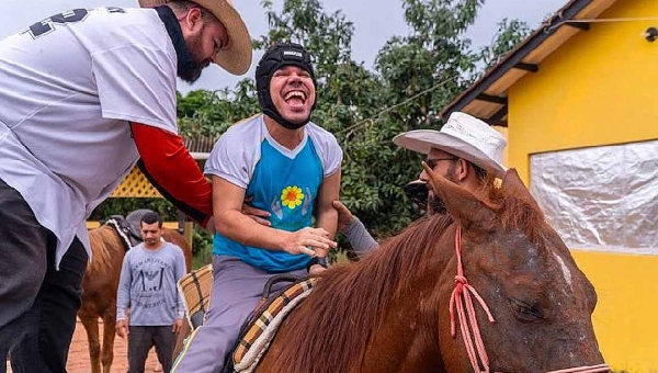 Equoterapia na Apae Rio Branco: cavalos como aliados na reabilitação e desenvolvimento intelectual de pessoas com deficiência