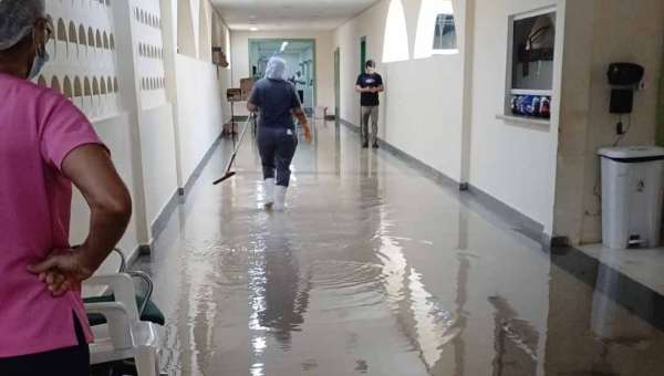 Chuva alaga corredores e salas da Fundação Hospital do Acre nesta sexta-feira
