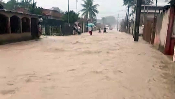 Chuva deixa ruas e casas alagadas em bairros de Rio Branco neste sábado; veja imagens
