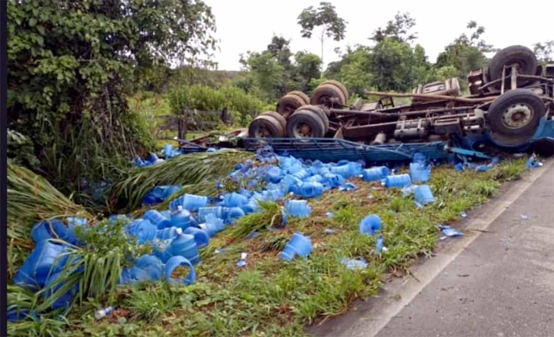 Caminhão tomba na BR-364, entre Rio Branco e Sena Madureira, e espalha galões de água pela pista