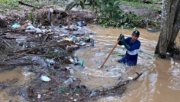 Cheia atinge pelo menos 17 bairros em Rio Branco, diz Defesa Civil; prefeitura mobiliza equipes de apoio