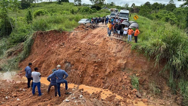 Trabalho emergencial na BR 364 busca liberação até as 13h, garantem engenheiros