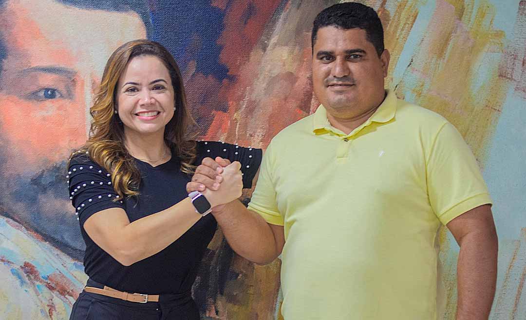 Deputada estadual Michelle Melo ouve reivindicações do vereador Roneilson Pinheiro, de Mâncio Lima