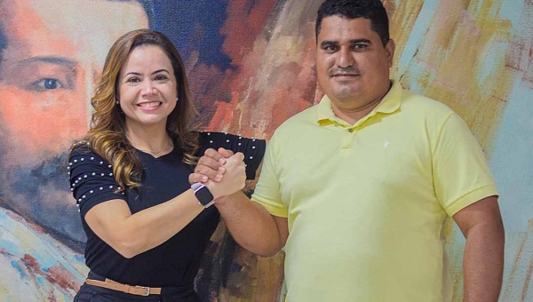 Deputada estadual Michelle Melo ouve reivindicações do vereador Roneilson Pinheiro, de Mâncio Lima