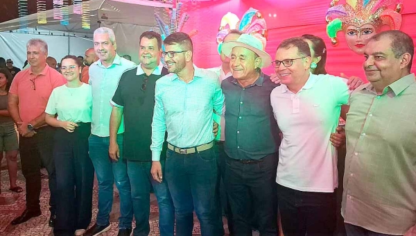 Gladson e Bocalom visitam espaço do carnaval na Getúlio Vargas, e prefeito diz: “A vida não é feita só de trabalho”