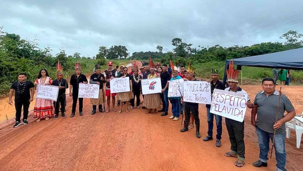 Indígenas bloqueiam BR-317 em protesto pedindo justiça após atropelamento de casal Apurinã