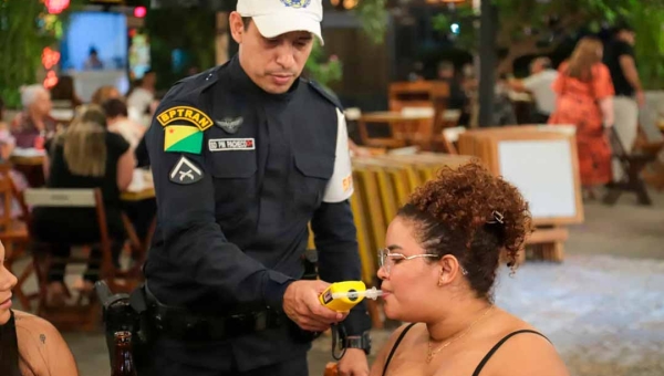 Detran e Polícia Militar realizam ações educativas e de fiscalização nos pontos de folia, bares e restaurantes na capital