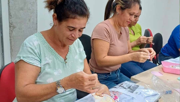 Com entrega de certificados, Semulher realiza aula de encerramento do curso livre de customização de camisetas 