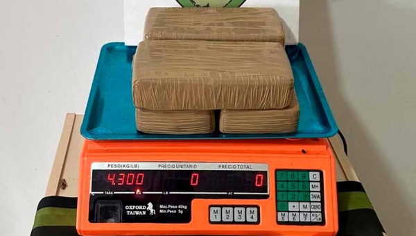 Gefron apreende cocaína avaliada em R$ 129 mil e prende mulher por tráfico de drogas no Quinari