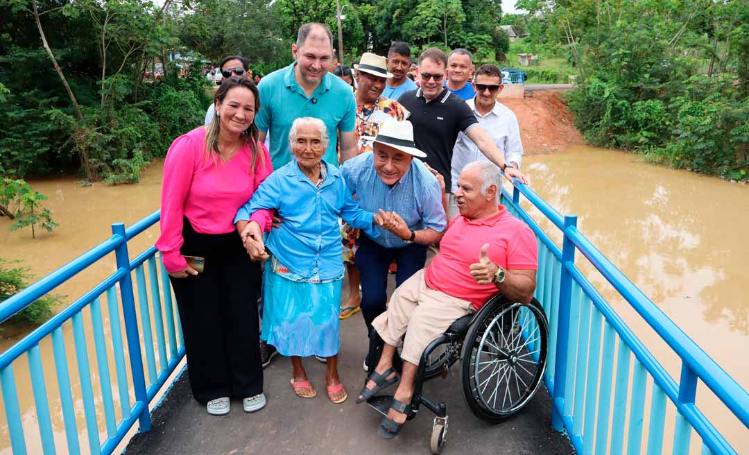 Ao lado de dona Nazaré, de 94 anos, moradora mais idosa do Ayrton Senna, Bocalom inaugura a passarela na região da Baixada da Sobral