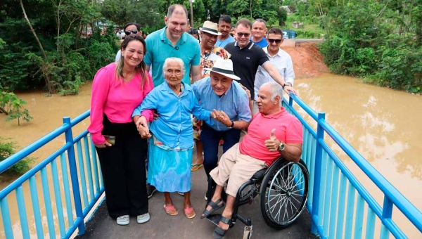 Ao lado de dona Nazaré, de 94 anos, moradora mais idosa do Ayrton Senna, Bocalom inaugura a passarela na região da Baixada da Sobral