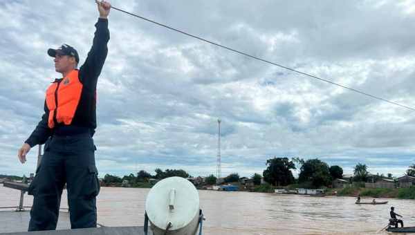 Após incidente com navio hospital, Marinha apoia restabelecimento de energia no bairro do São Paulo, em Boca do Acre 