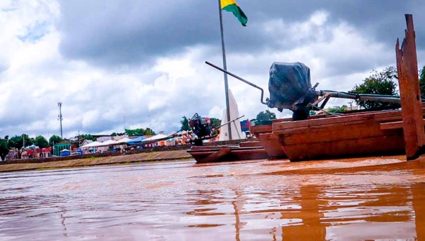 Prevendo possível alagamento, prefeitura de Rio Branco se prepara para construção de abrigos