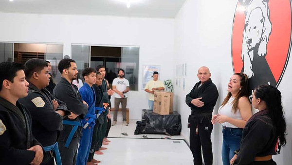 Deputada Dra. Michelle Melo entrega Materiais Esportivos a Jovens Atletas de Jiu-Jítsu