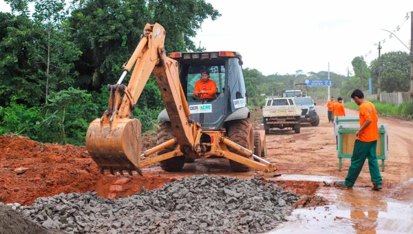Avenida Sabiá recebe 7 km de reparos com trabalho do Deracre e recursos próprios do Estado