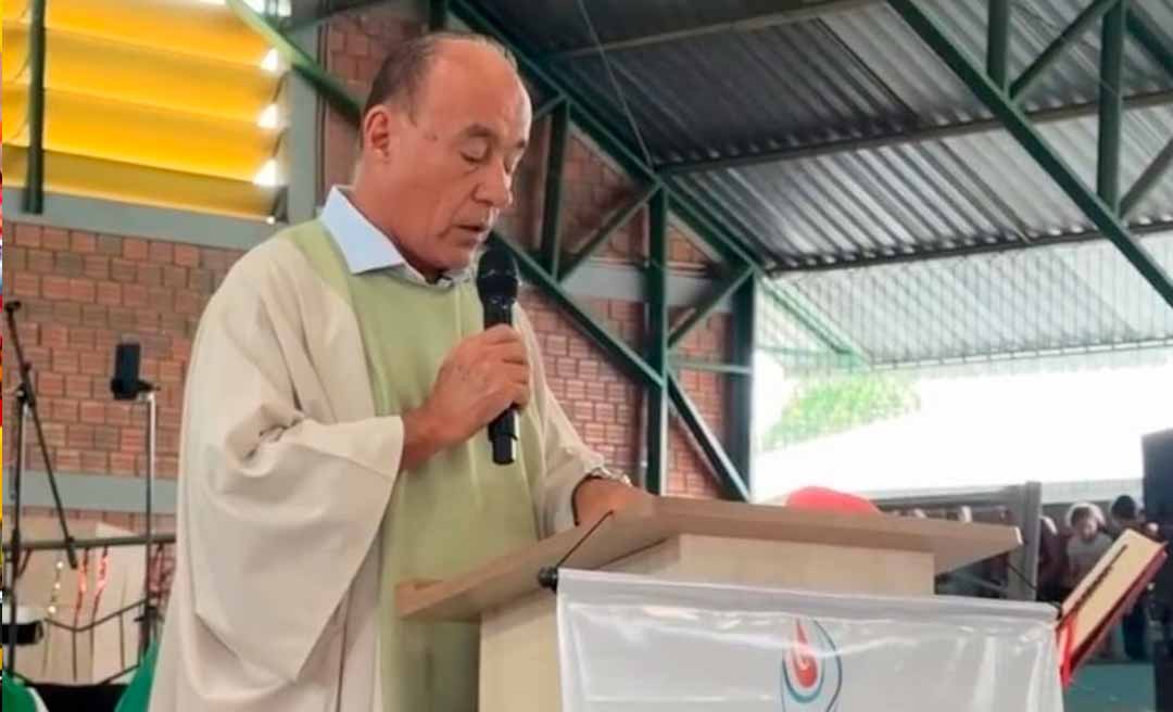 Vestindo bata litúrgica, Bocalom lê versículo de Eclesiastes em missa católica do Rio de Água Viva