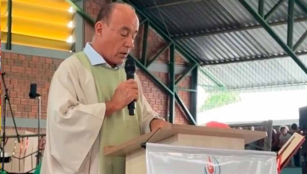 Vestindo bata litúrgica, Bocalom lê versículo de Eclesiastes em missa católica do Rio de Água Viva