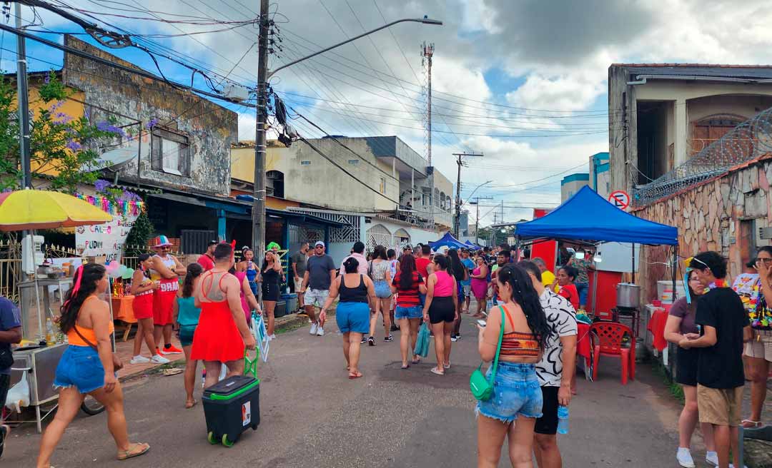 Multidão de foliões se reúne no bloco Vai Quem Quer, tradicional carnaval de rua do bairro Tucumã