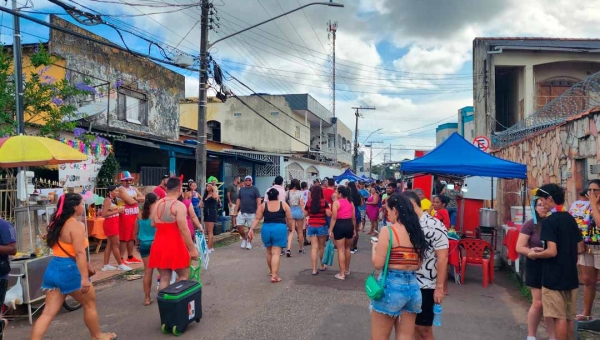 Multidão de foliões se reúne no bloco Vai Quem Quer, tradicional carnaval de rua do bairro Tucumã