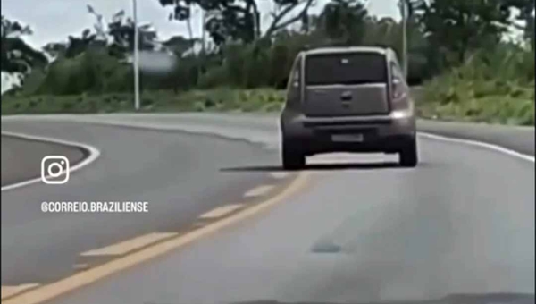 Vídeo registra momentos antes de acidente fatal; motorista mata pedestre e morre ao bater em árvore