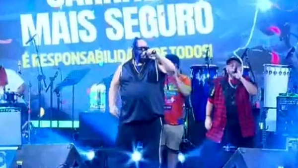 Cobras Dance se apresentam no palco do Carnaval da Família em Rio Branco na quarta noite de folia