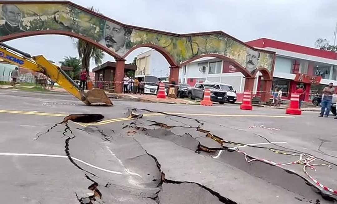 Trecho de avenida em Cruzeiro do Sul sofre afundamento após forte chuva e via é interditada